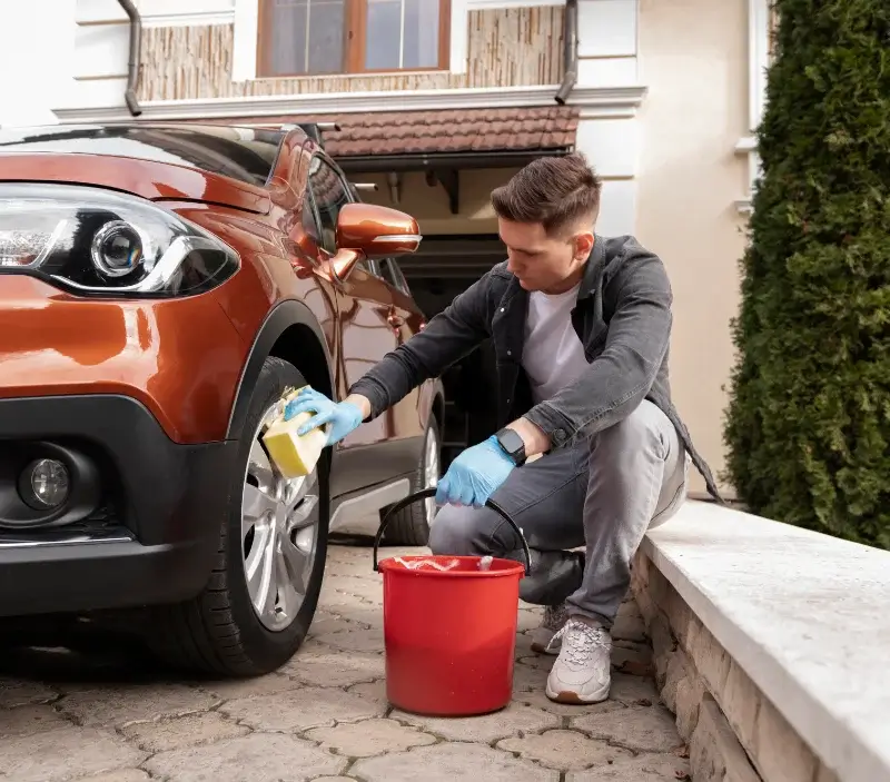Lavage auto à domicile Saint-Germain-le-Fouilloux : professionnel intervenant sur un véhicule